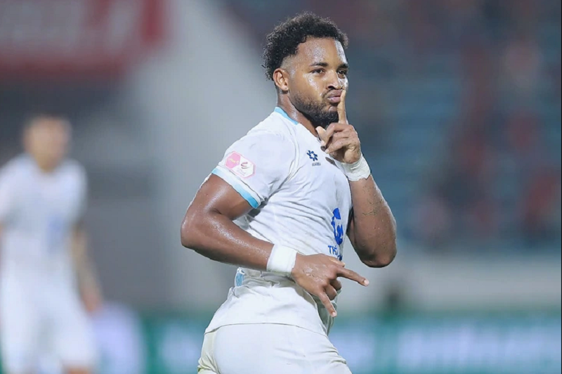 xuan-son-chan-thuong-tren-san-tap-tuyen-viet-nam-doi-mat-noi-lo-lon